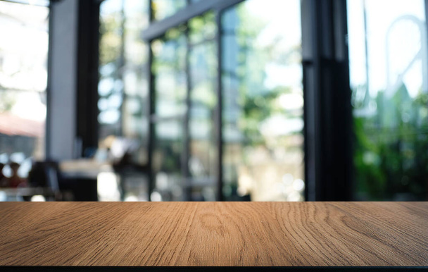 Dřevěný stůl top v rozmazání pozadí pokoj interiér s prázdnou kopií prostor  - Fotografie, Obrázek