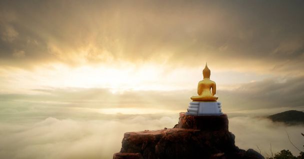 золотая статуя Будды медитация на крифе с солнечным светом
 - Фото, изображение