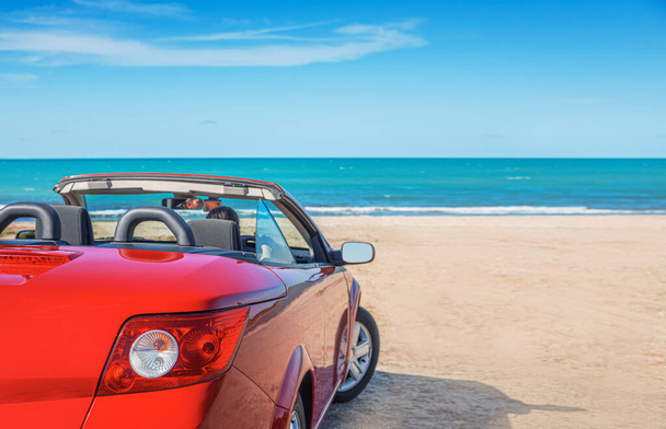 voiture rouge sur la plage. - Photo, image
