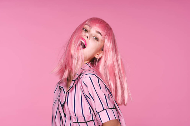 young beautiful woman in pink wig  posing in studio  - Foto, Bild