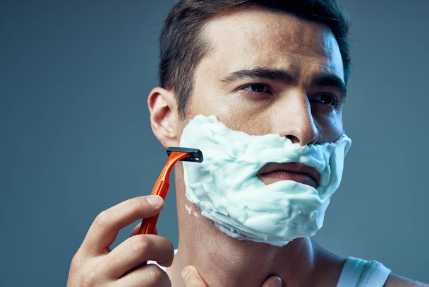 young handsome man shaving - Foto, imagen