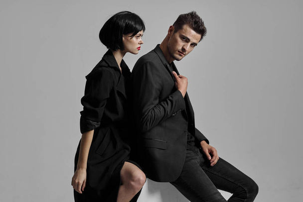 Jeune beau couple en noir posant en studio - Photo, image
