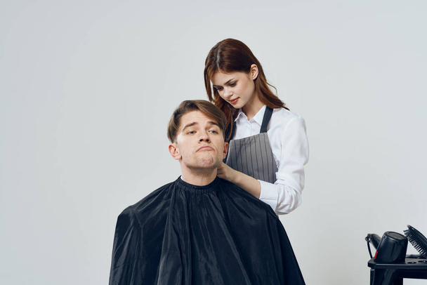 femme coiffeur travaillant avec le client dans le salon           - Photo, image