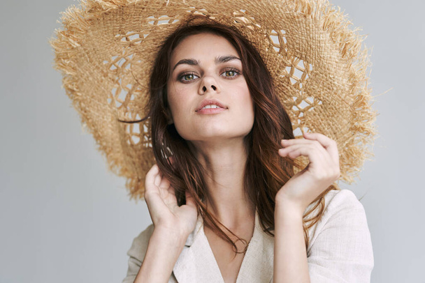 Портрет молодой красивой женщины в соломенной шляпе. Модный выстрел
 - Фото, изображение