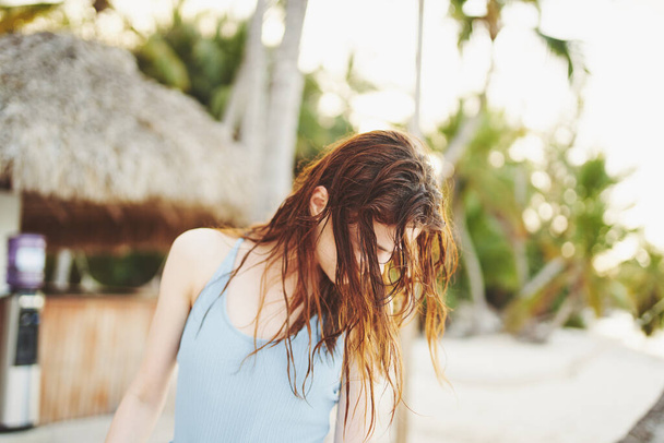 Nuori kaunis nainen rentouttava rannalla - Valokuva, kuva