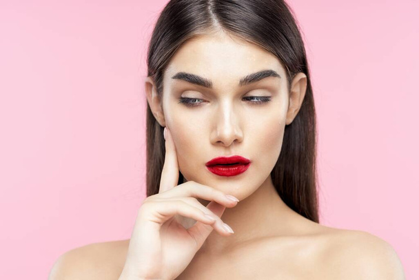 Retrato de una joven hermosa mujer con lápiz labial rojo en los labios. Belleza, fotografía de moda
  - Foto, imagen