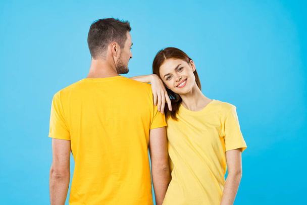 jeune beau couple en t-shirts posant en studio sur fond isolé - Photo, image