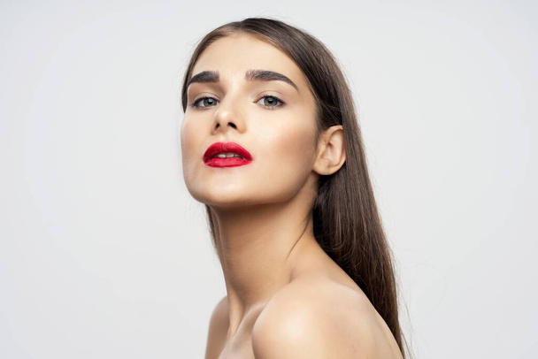 Portret młodej pięknej kobiety z czerwoną szminką na ustach. Piękno, fotografia mody  - Zdjęcie, obraz