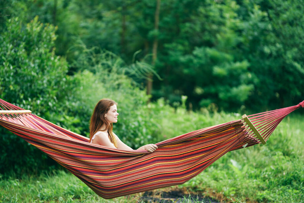 Jonge mooie vrouw ontspannen in hangmat - Foto, afbeelding