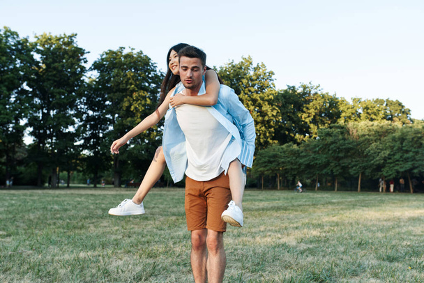 νεαρό ζευγάρι που διασκεδάζει στο πάρκο   - Φωτογραφία, εικόνα