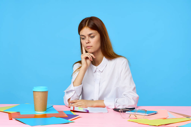 mladá krásná podnikatelka sedí za stolem v kanceláři přemýšlet  - Fotografie, Obrázek