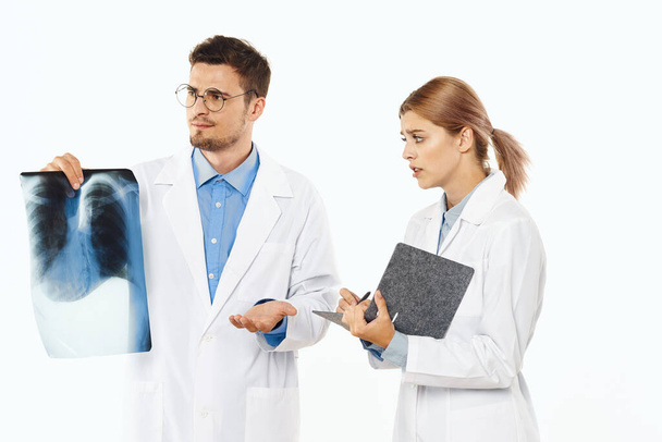 Jeunes médecins travaillant avec les rayons X en studio  - Photo, image