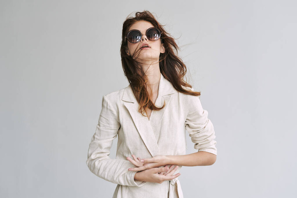 junge schöne Frau mit Sonnenbrille posiert im Studio   - Foto, Bild