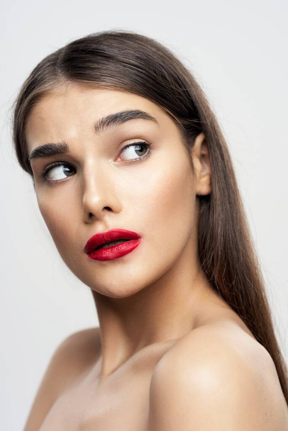 Portrait de jeune belle femme avec du rouge à lèvres rouge sur ses lèvres. Beauté, photographie de mode  - Photo, image