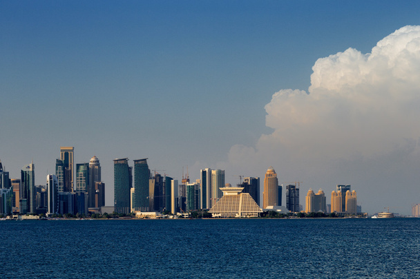 Doha, qatar: de skyline van de hoofdstad is steeds wisselende - Foto, afbeelding
