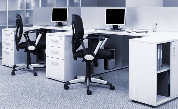 computers on the desks in a modern office - Фото, зображення