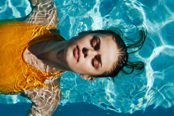 fiatal gyönyörű nő pihenés a medencében   - Fotó, kép
