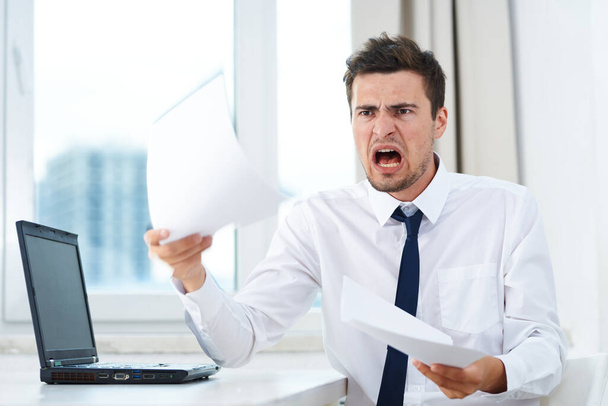 Joven hombre de negocios enojado emocional sentado en la oficina   - Foto, Imagen