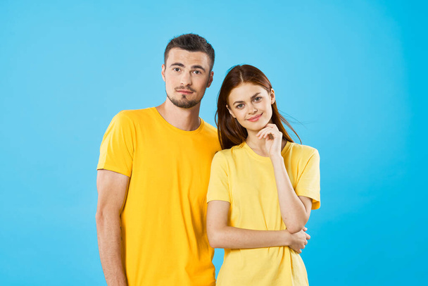 junges schönes Paar in T-Shirts posiert im Studio vor isoliertem Hintergrund - Foto, Bild