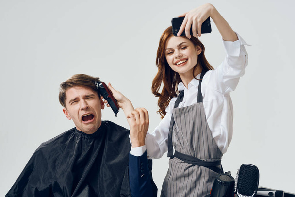 młoda kobieta fryzjer biorąc selfie klienta w salonie           - Zdjęcie, obraz