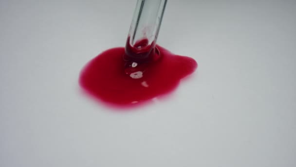 Ιατρικός ερευνητής ανακατεύοντας το αίμα με πιπέττα. Σταγόνα αίματος σε λευκό φόντο - Πλάνα, βίντεο