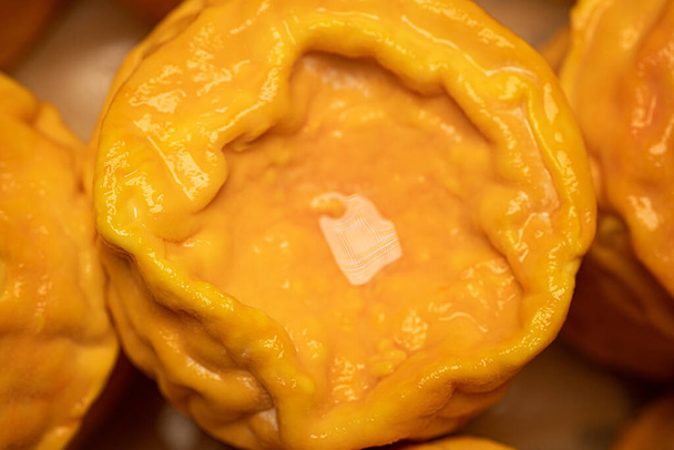 Lágy sajt Langres, francia tehéntej. Krémes és morzsás narancs színű, francia sajt kollekció. Kiváló minőségű fénykép - Fotó, kép