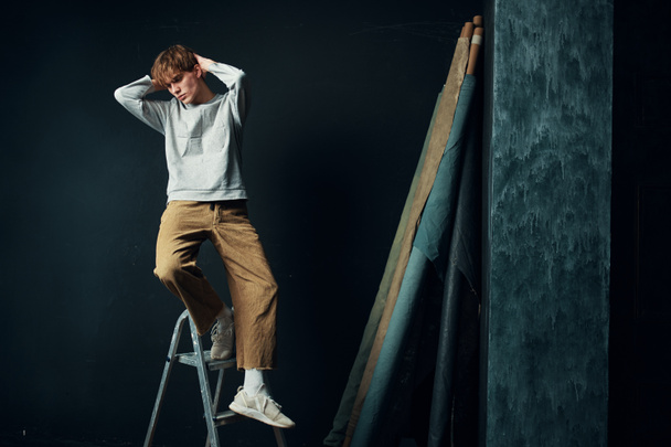 junger Mann posiert im Studio                              - Foto, Bild