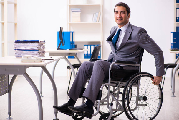 Employé handicapé au bureau
 - Photo, image