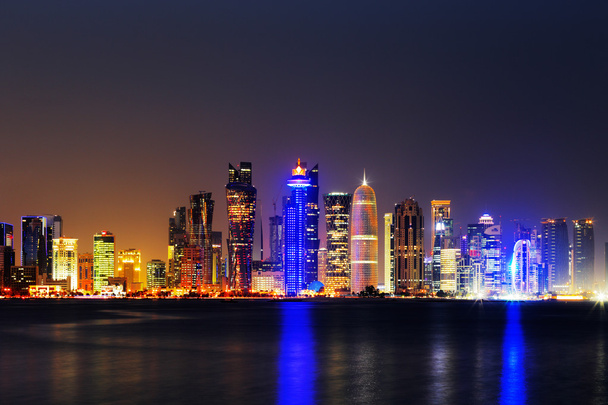 Doha, Katar-alkonyatkor egy gyönyörű város skyline - Fotó, kép