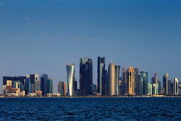 Doha, Katar-alkonyatkor egy gyönyörű város skyline - Fotó, kép