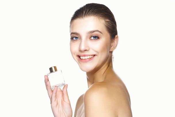 retrato de joven hermosa mujer con frasco de perfume. Captura de estudio
.   - Foto, imagen