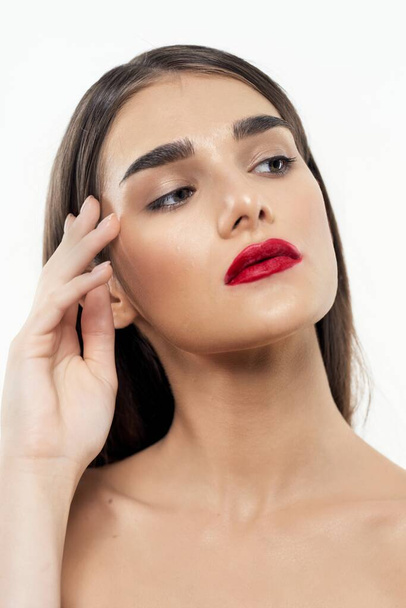 Retrato de una joven hermosa mujer con lápiz labial rojo en los labios. Belleza, fotografía de moda
  - Foto, Imagen