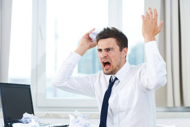 Giovane uomo d'affari emotivo in ufficio gridando  - Foto, immagini