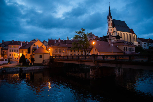Panoramalandschaft Sonnenuntergang mit blauem, dunklem Himmel Die historische Stadt Cesky Krumlov mit der berühmten Kirchenstadt befindet sich auf einem UNESCO-Weltkulturerbe, das im Frühling mit schönem Himmel und Wolken eingefangen wurde - Foto, Bild