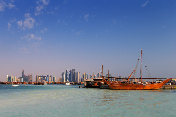 Доха, Катар: традиційні вітрила човна називається dhows - Фото, зображення