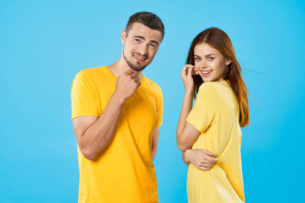 junges schönes Paar in T-Shirts posiert im Studio vor isoliertem Hintergrund - Foto, Bild