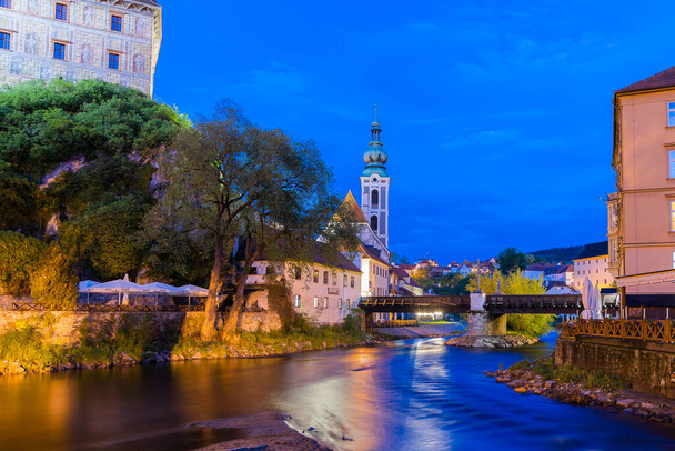 有名なチェスキー・クルムロフ城とチェスキー・クルムロフの歴史的な街のヴルタヴァ川長時間露光夜のショット,教会都市はユネスコ世界遺産に登録されています - 写真・画像