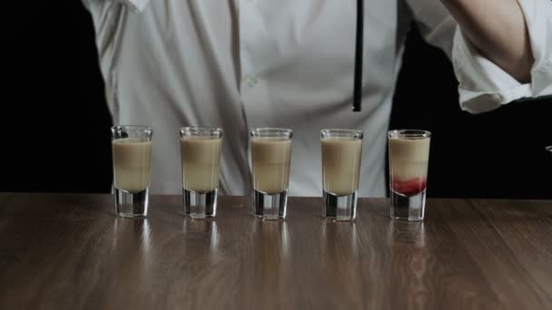 El camarero gotea una gota de jarabe de granadina de una pajita para beber
 - Metraje, vídeo