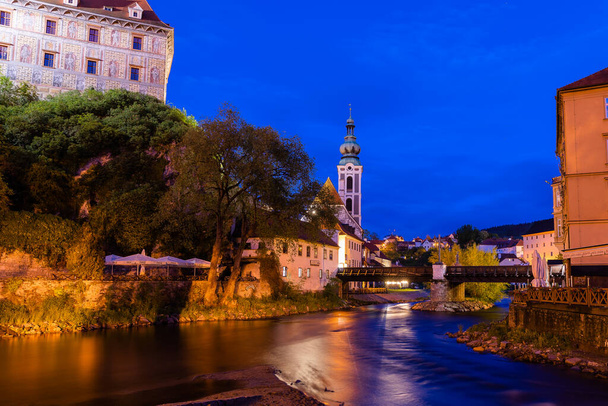 Moldau Langzeitbelichtung Nachtaufnahme der historischen Stadt Cesky Krumlov mit der berühmten Burg Cesky Krumlov, die Kirchenstadt befindet sich im UNESCO-Weltkulturerbe - Foto, Bild