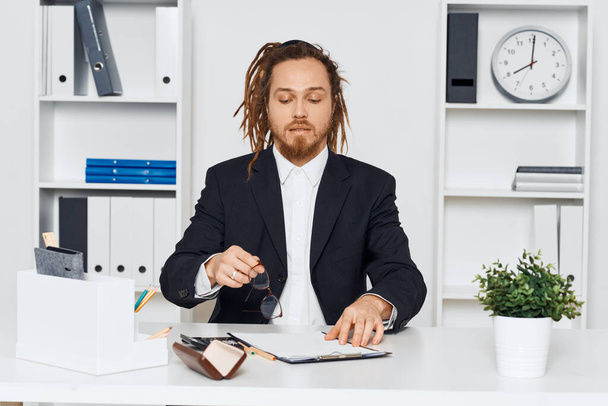 Young businessman sitting in the office  with glasses - Foto, afbeelding