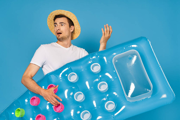 Young man with inflatable mattress - Foto, afbeelding