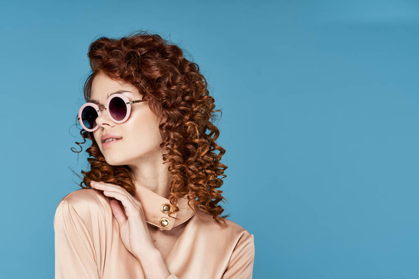 young beautiful woman wearing sunglasses - Fotografie, Obrázek
