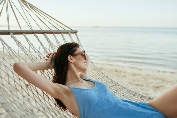 Jovem bela mulher relaxante em rede - Foto, Imagem