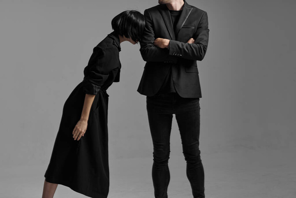 Joven hermosa pareja en negro posando en estudio
 - Foto, Imagen