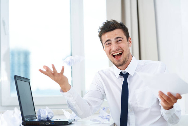 щасливий бізнесмен використовує ноутбук в офісі
  - Фото, зображення