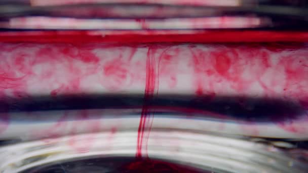 Tube à essai avec échantillon de sang. Mélange liquide clair avec réactif chimique
 - Séquence, vidéo