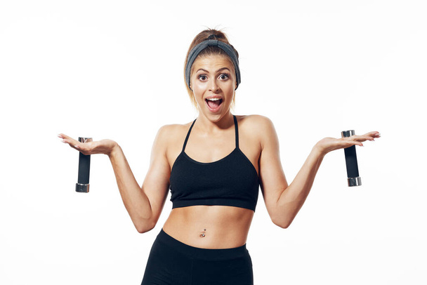 Mujer atlética haciendo ejercicio con pesas. Captura de estudio
  - Foto, imagen