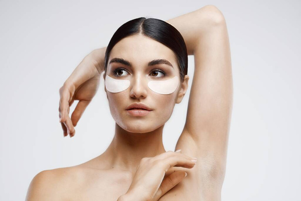 pretty woman naked shoulders face skin care light background - Fotoğraf, Görsel