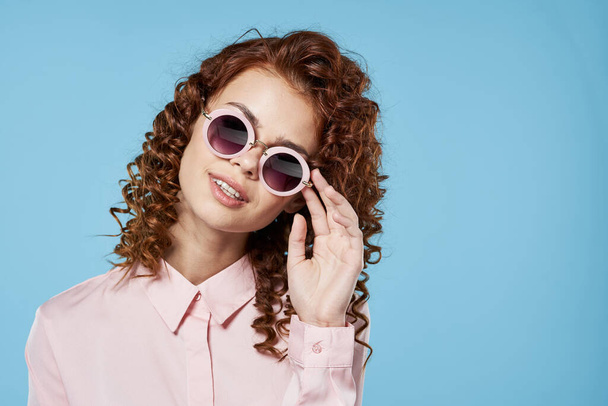 young beautiful woman wearing sunglasses - Fotografie, Obrázek
