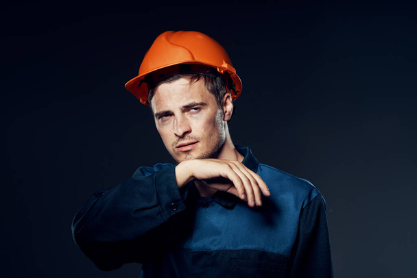 Студийный снимок Молодой рабочий в оранжевом шлеме устал  - Фото, изображение
